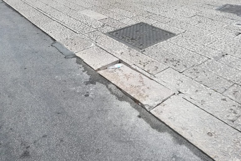 basola pericolosa in via De Anellis angolo via Museo del Confetto