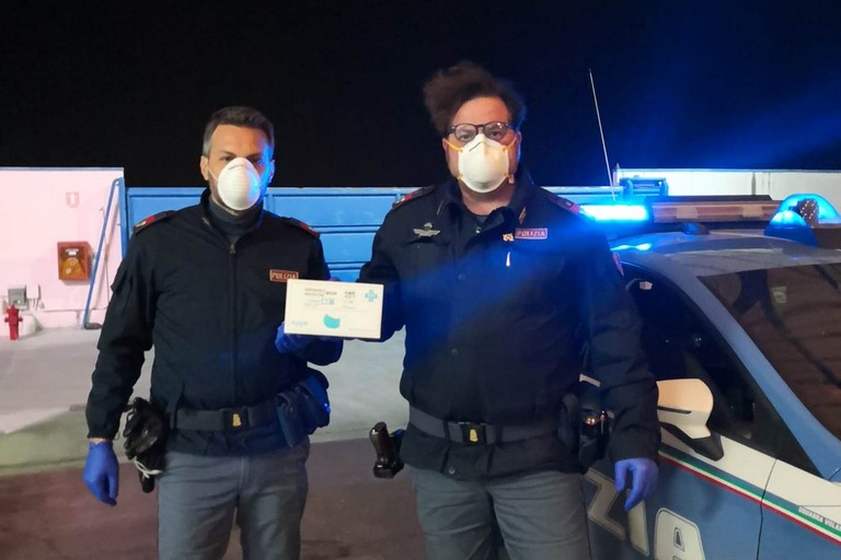 mascherine donate ai poliziotti della squadra volanti