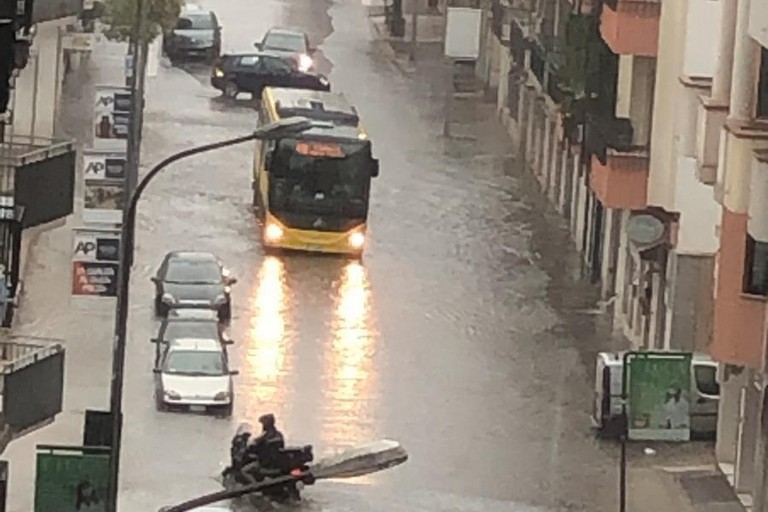 Piogge e temporali: tromba d'aria e strade allagate ad Andria