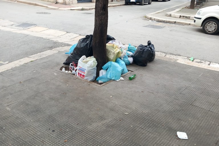 In via Annunziata prosegue la saga dei rifiuti abbandonati