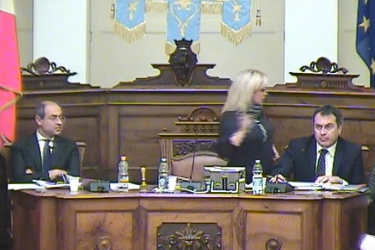 Laura Di Pilato abbandona l'aula