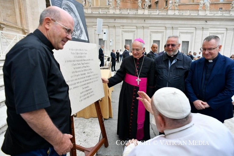 Il Papa benedice la prima pietra della Masseria San Vittore. <span>Foto Vatican Media</span>