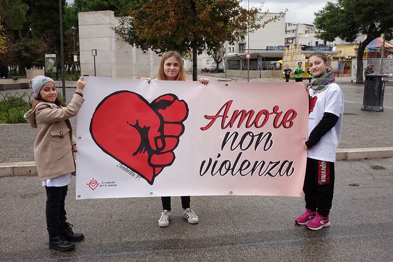 Andria Si E Tinta Di Rosa Per Dire Tutti Insieme No Alla Violenza Sulle Donne