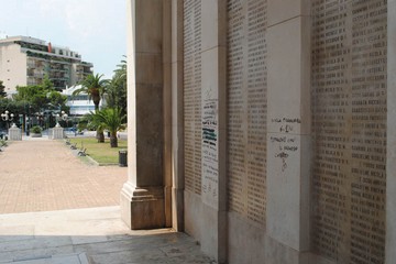 Monumento ai caduti imbrattato