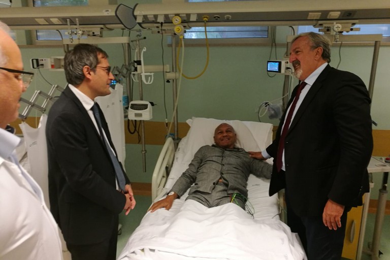il Sindaco Angarano e il Presidente Emiliano in visita al maresciallo di Polizia Locale aggredito