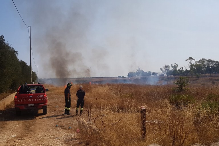 Incendio in contrada Lamapaola: a fuoco semiarborato e cumuli di rifiuti