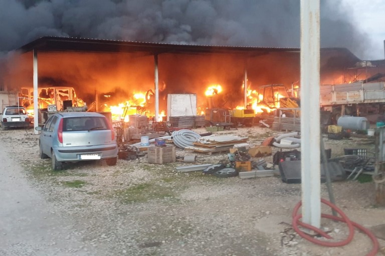 Incendio su via Trani: riaperta solo alle ore 20 la strada tangenziale