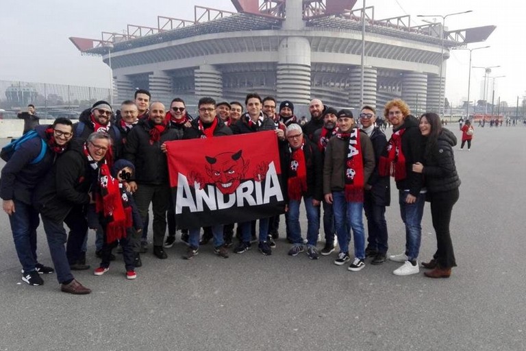 Alcuni dei tifosi del Milan Club Andria