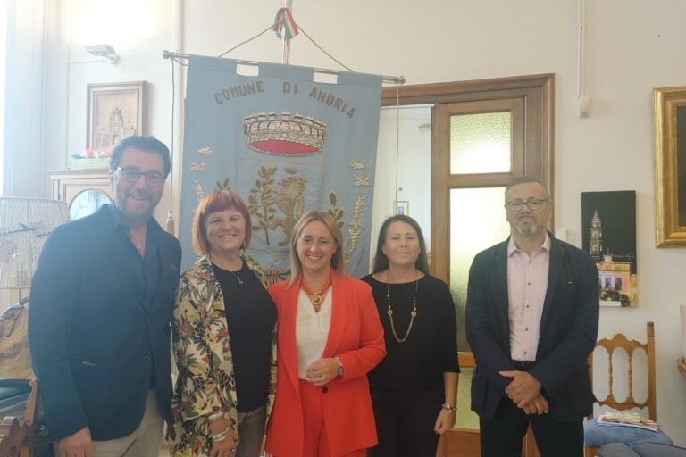 dirigente al settore Servizi Sociali/Pubblica Istruzione: è la dott.ssa Irene Turturo
