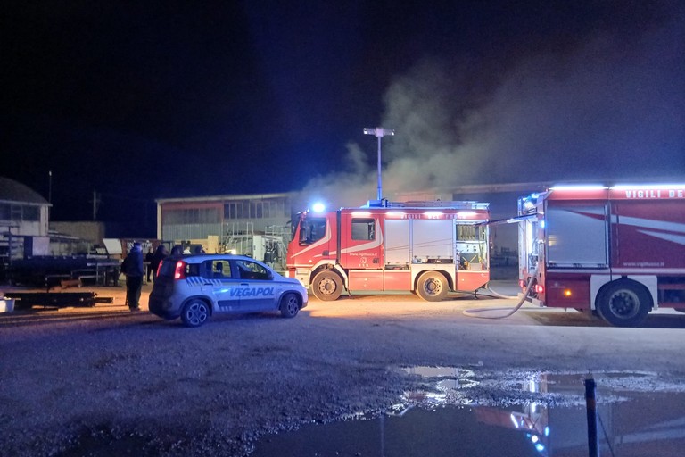 Vasto incendio in un capannone sulla provinciale Andria Corato: ingenti i danni