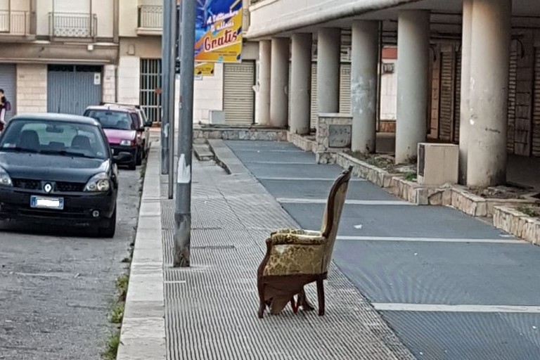 mobilio abbandonato in via Genova