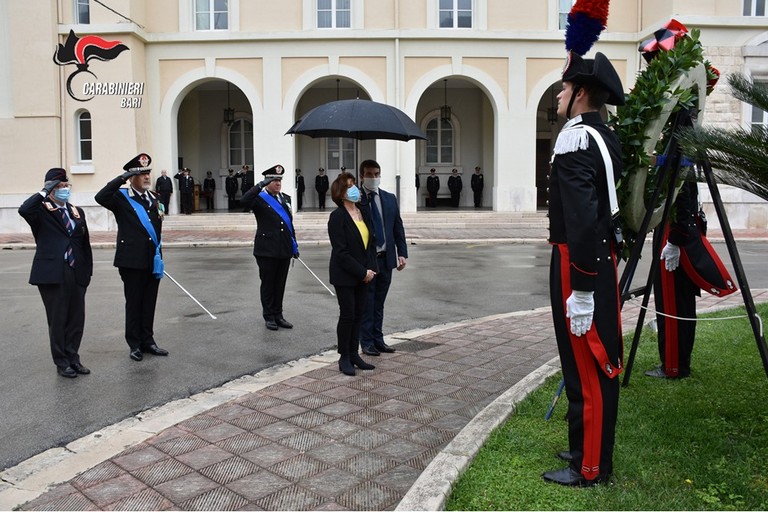 Deposizione corona di alloro al Monumento ai Caduti