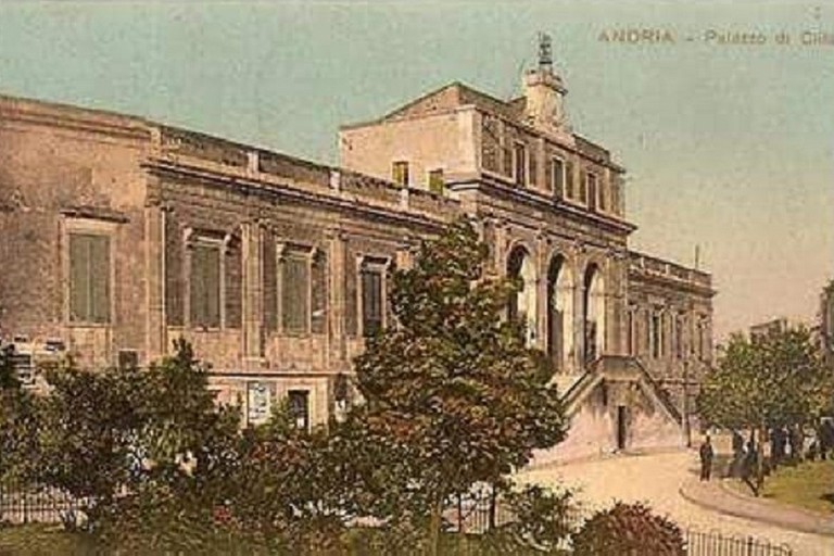 piazza Municipio in una foto d'epoca