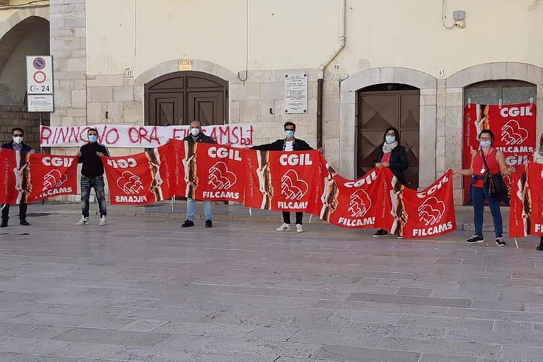 Filcams protesta davanti alla Prefettura di Barletta
