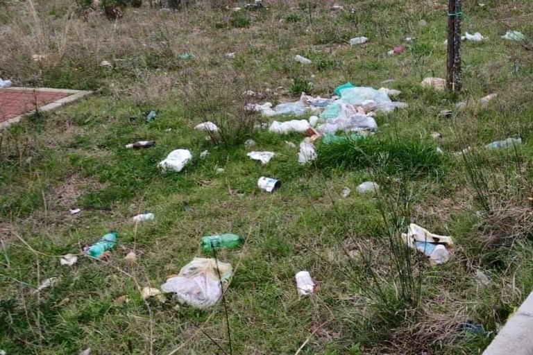 Rifiuti abbandonati a San Valentino