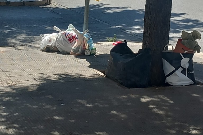 buste della spazzatura lasciate in via Annunziata