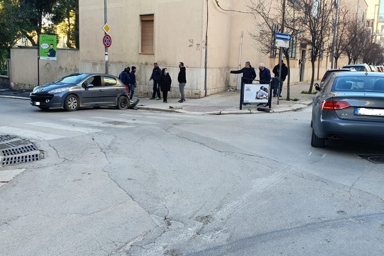 Incidente stradale con feriti all'incrocio tra via Fleming e viale Trentino