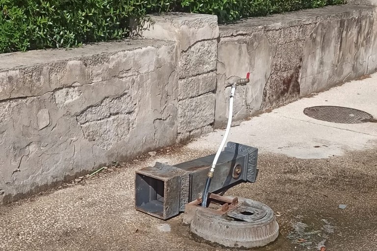 fontana pubblica danneggiata