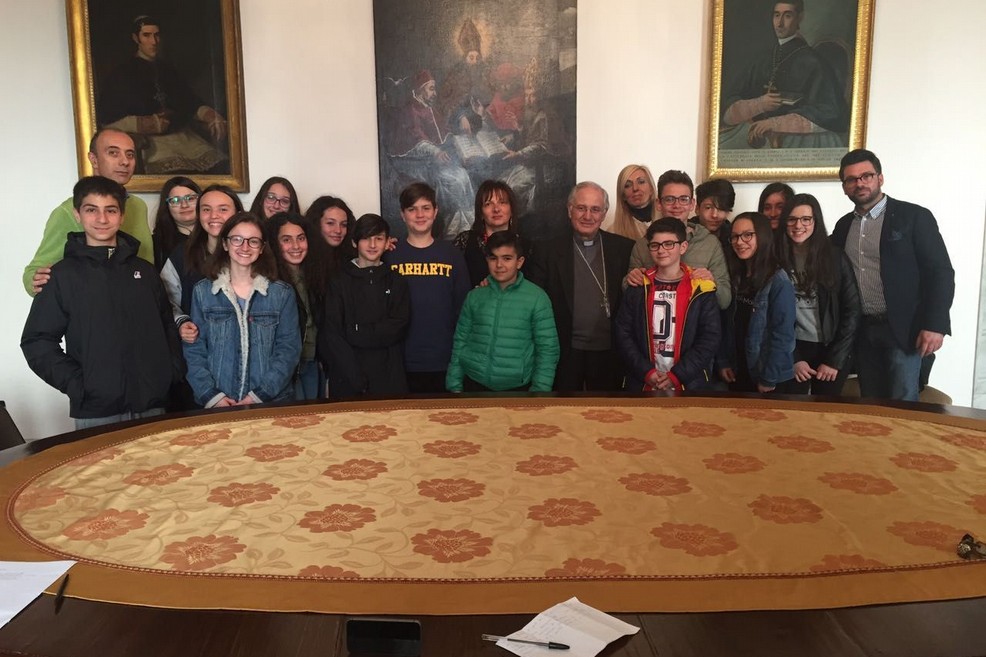 Mons. Mansi con gli studenti della scuola 