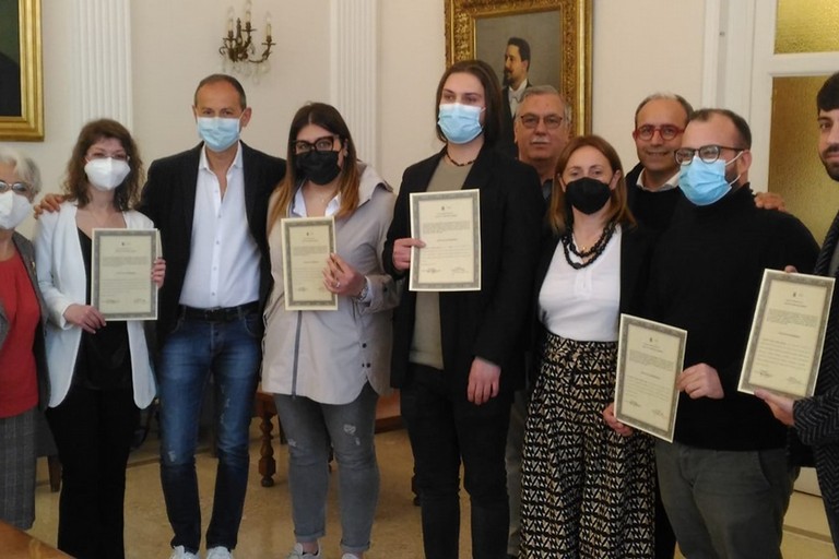 foto tirocini negli uffici tecnici il Sindaco consegna attestati