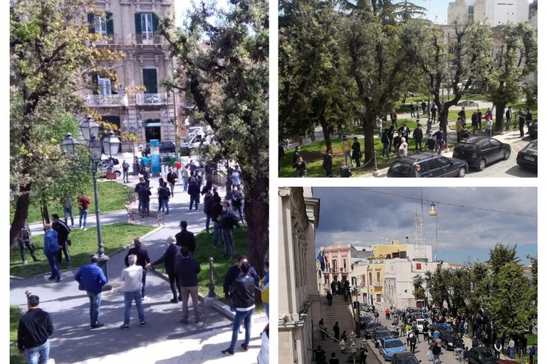 manifestazione degli ambulanti sotto Palazzo di Città ad Andria