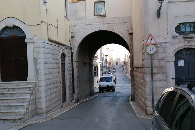 Porta Sant’Andrea o Arco Federico II di Svevia: con Castel del Monte e i tre Campanili simbolo della Città di Andria