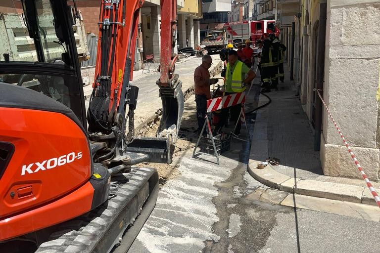 Operai al lavoro su via Salvator Rosa tranciano tubo del gas