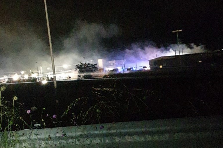 Vasto incendio in un capannone sull'Andria Corato:
