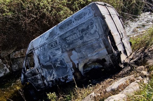 Furgone incendiato fatto scivolare nel canale Ciappetta Camaggio