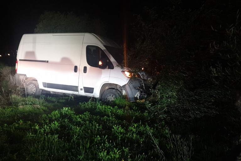 Furgone finisce fuori strada