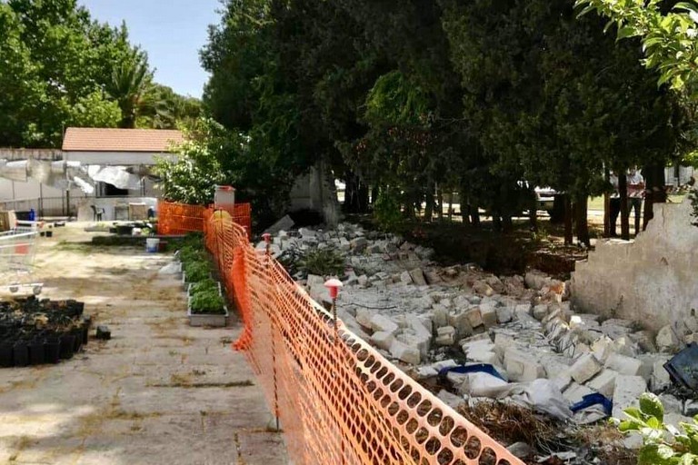 Crollano circa 20 metri di muro all'interno della villa comunale