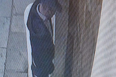 Urina in via San Sebastiano davanti al portone di un'abitazione, incurante delle telecamere