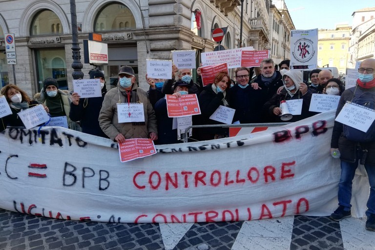 protesta azionisti Banca popolare di Bari