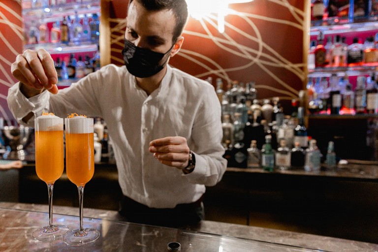 Il bar manager Andrea Malcangio allopera