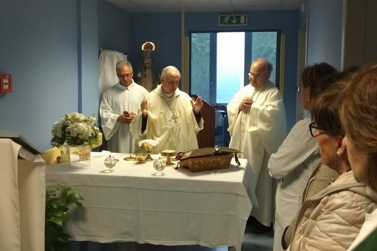 Mons. Mansi celebra la S. Messa all'interno dell'ospedale