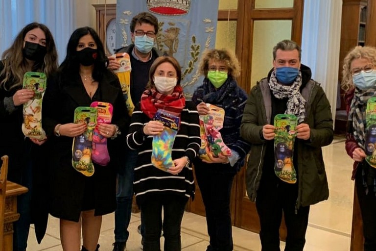 Calze della befana donate al Sindaco Bruno per i bambini andriesi