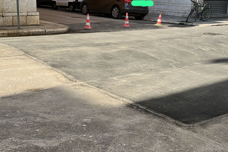 Azione con Calenda: "Sorgono come funghi rattoppi e manomissioni stradali"