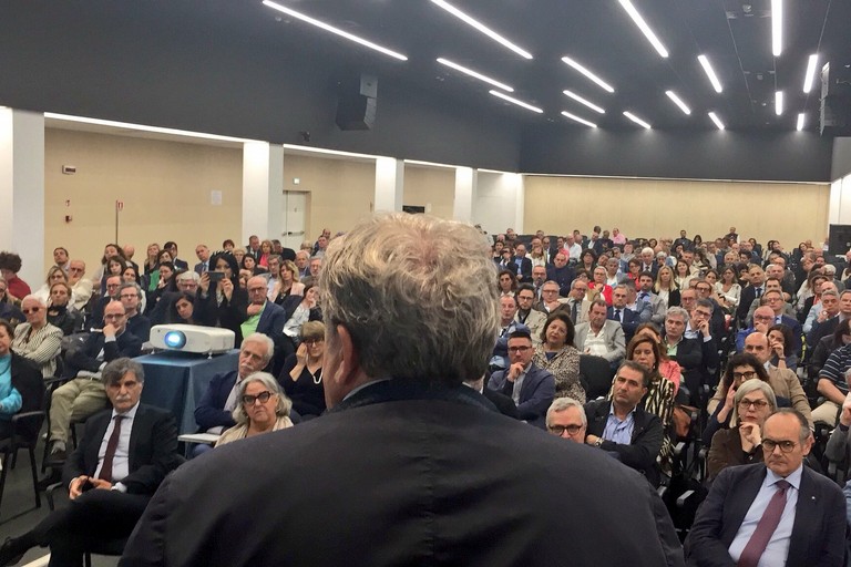 Emiliano alla presentazione della rete oncologica pugliese