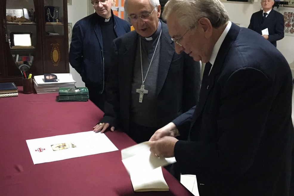 Mons. Mansi visita sezione Ordine Equestre del S. Sepolcro di Gerusalemme