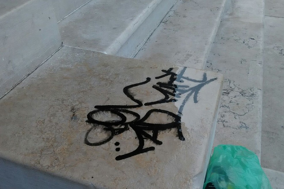 Graffiti al Monumento