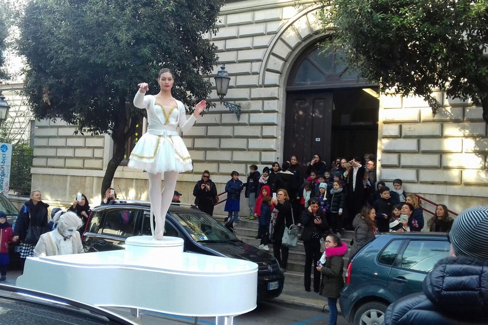 Carillon vivente per le strade della città