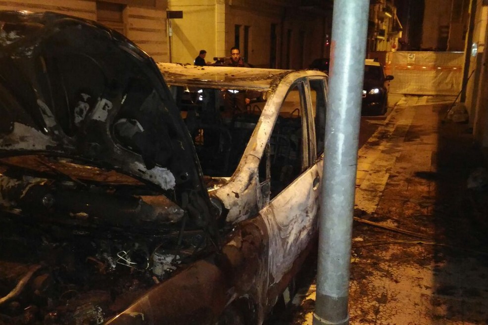 Auto incendiata