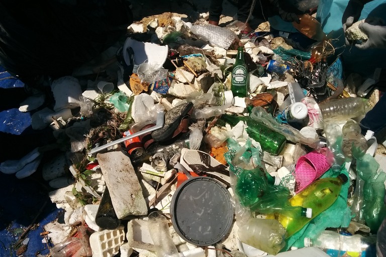 Immondizia sulla spiaggia