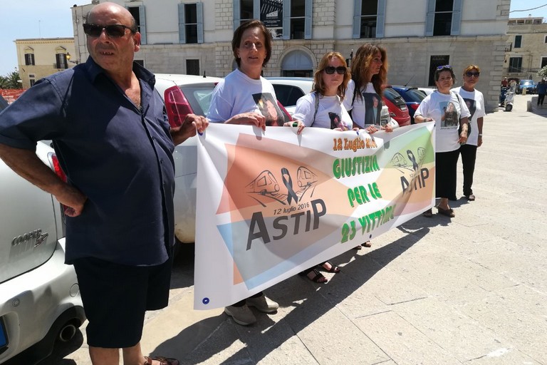 protesta dei parenti delle vittime dell'incidente del 12 luglio