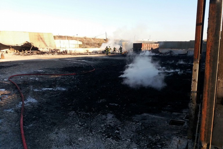incendio domato deposito di pedane in legno