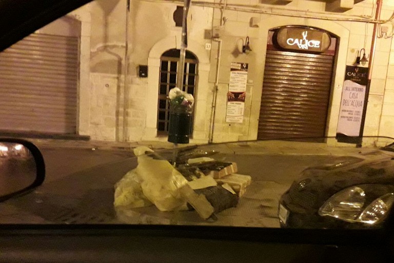 abbandono di rifiuti in via Annunziata