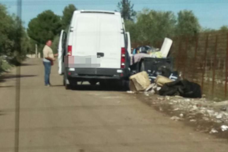 Rifiuti abbandonati in contrada Lama di Carro. <span>Foto Polizia Municipale</span>
