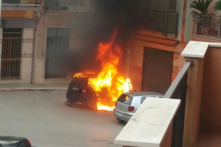 auto in fiamme