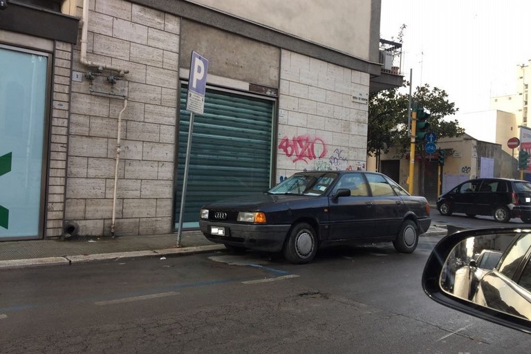 auto parcheggiata in via Duca di Genova