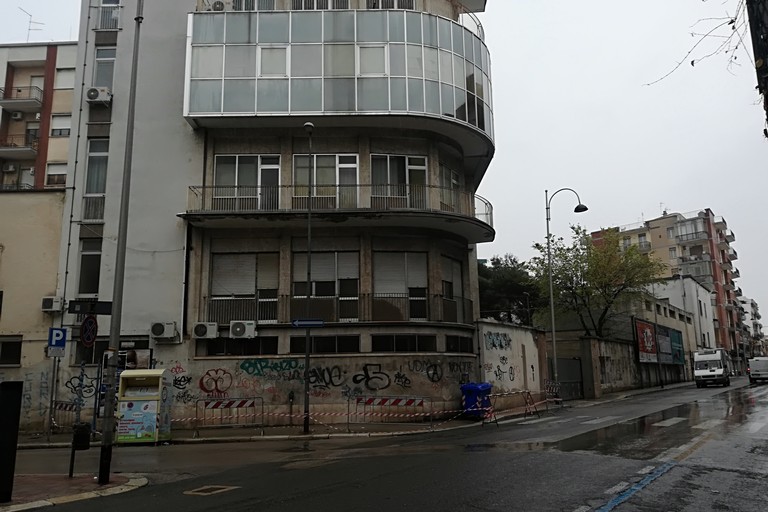 Caduta di pezzi di frontalini dai balconi del